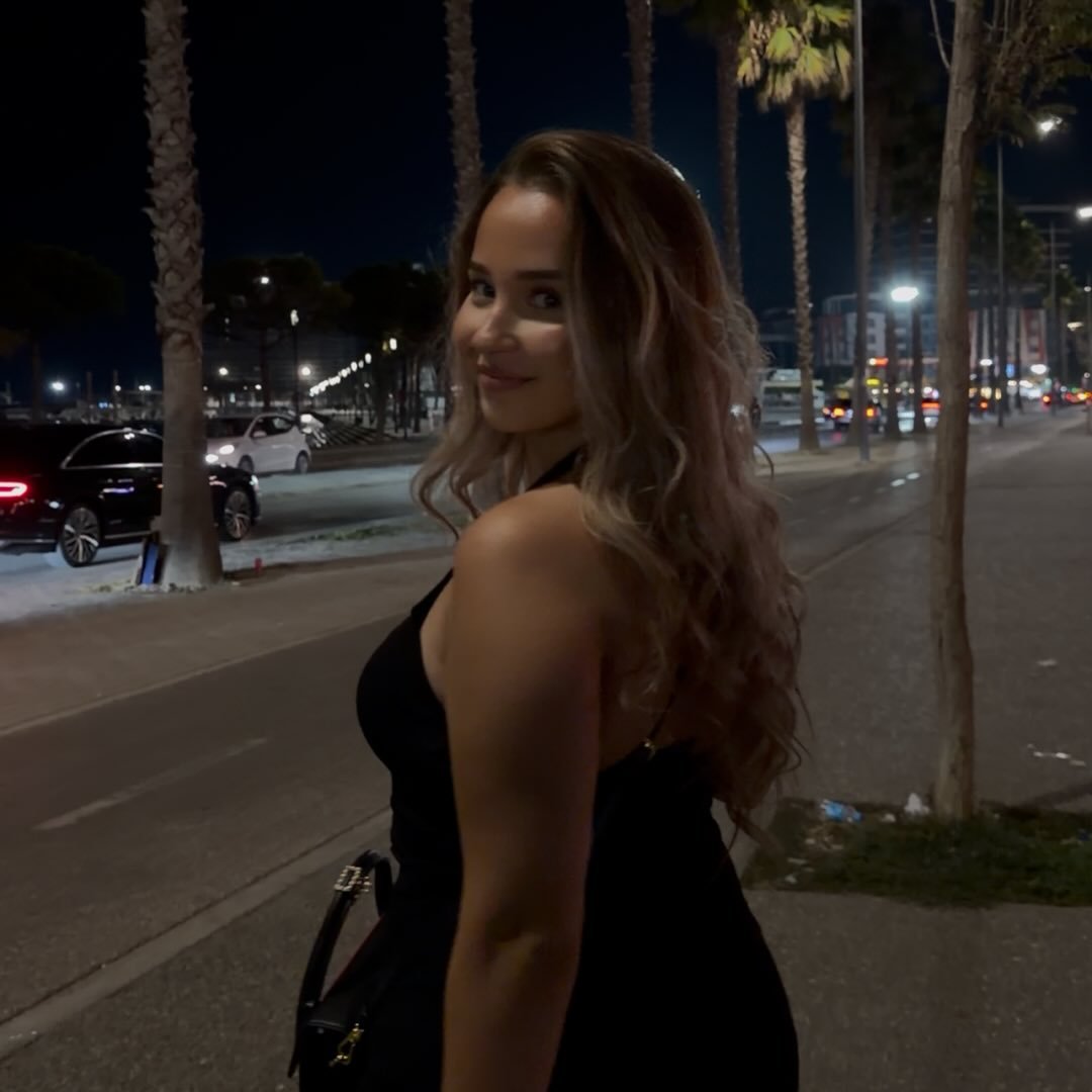 Instagram Profilbild von adelinasherifj