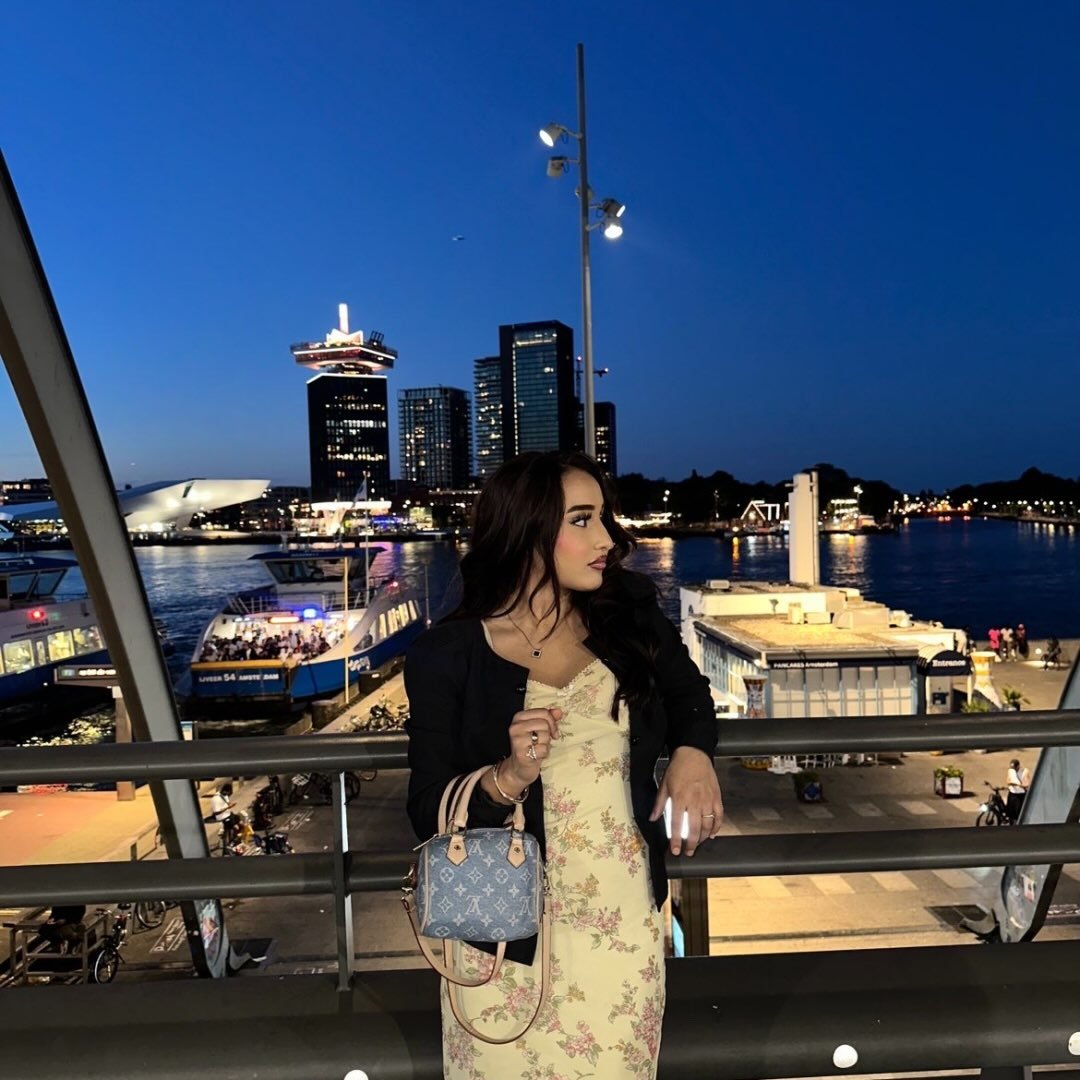 Instagram Profilbild von menoush.azizam